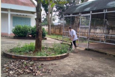 Trường Tiểu học Nguyễn Bá Ngọc lao động dọn vệ sinh trường lớp nhằm đón tất cả học sinh các khối lớp đến trường.