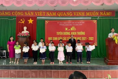 Học sinh trường TH Nguyễn Bá Ngọc tham dự lễ tuyên dương học sinh giỏi các cấp năm học 2021 -2022