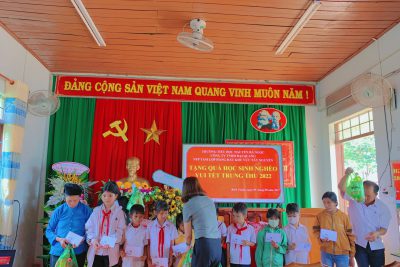 Công ty TNHH Đại Quang và trường tiểu học Nguyễn Bá Ngọc tặng quà cho HS nghèo vui tết trung thu và tổ chức Trung thu cho HS